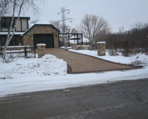 paver driveway with accent